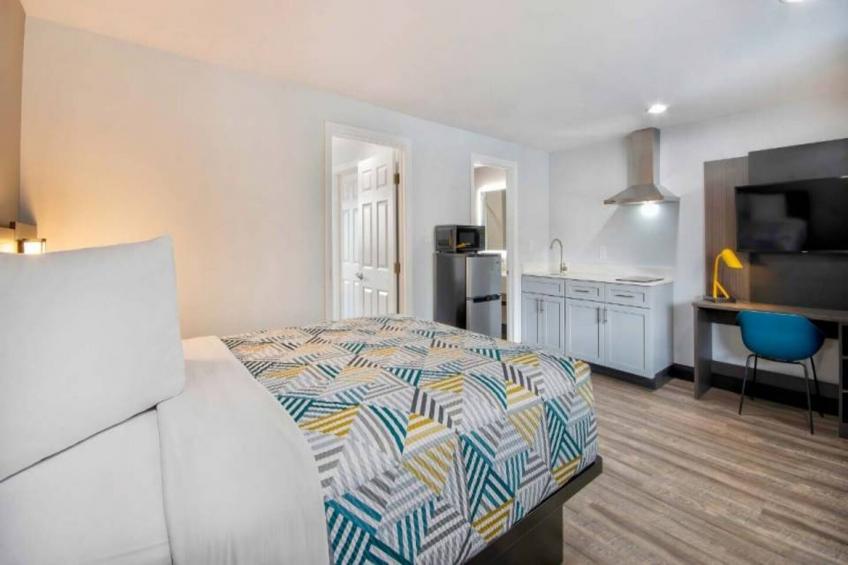 1 King Bed  Non-Smoking Kitchen - foto 8