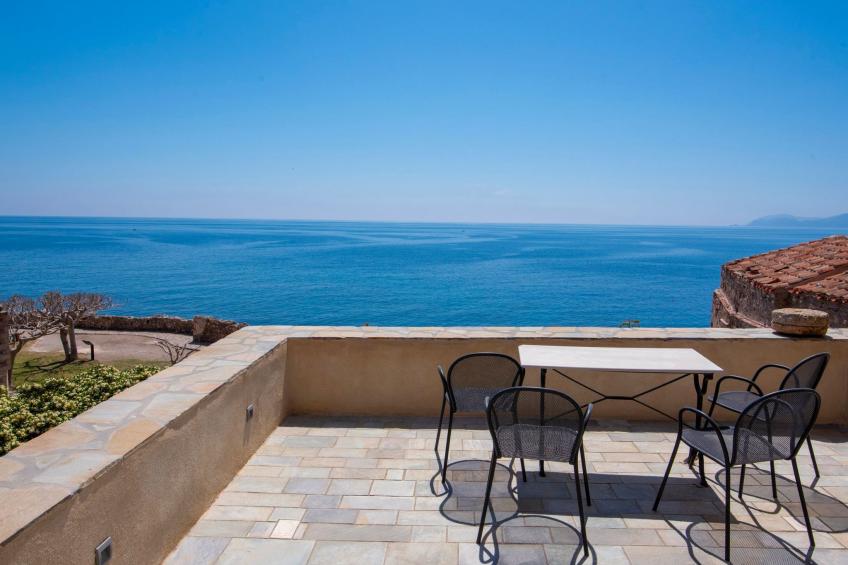 "Goulas" mit Blick auf das Wasser