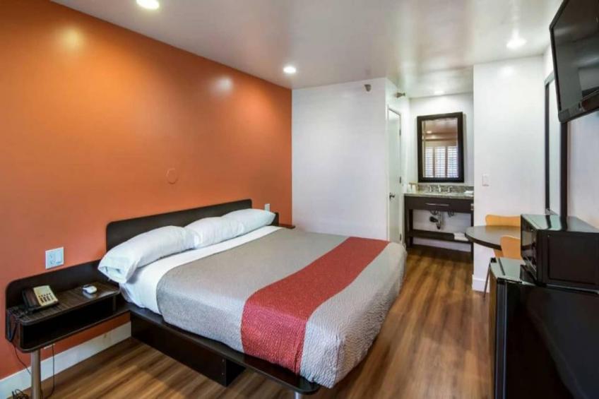 1 King Bed  Non-Smoking Micfridge - foto 5