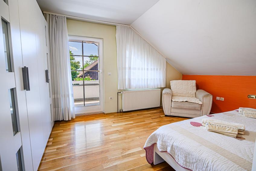 Stunning Rural Holiday Home with Garden and BBQ -  Four Bedroom Holiday Home - foto 16