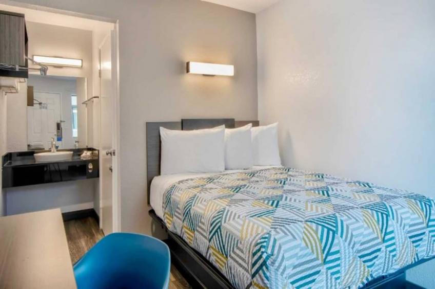 1 Queen Bed  ADA/Tub - foto 10