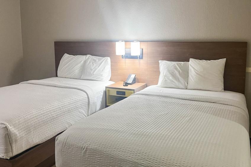 2 Queen Beds | Non-Smoking, Micfridge - foto 8