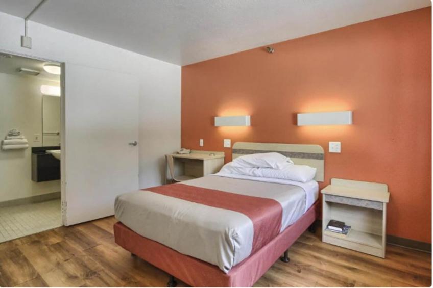 Queen Bed with Refrigerator - foto 9