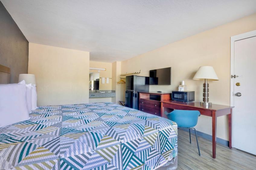 1 King Bed | Smoking, Micfridge - foto 8