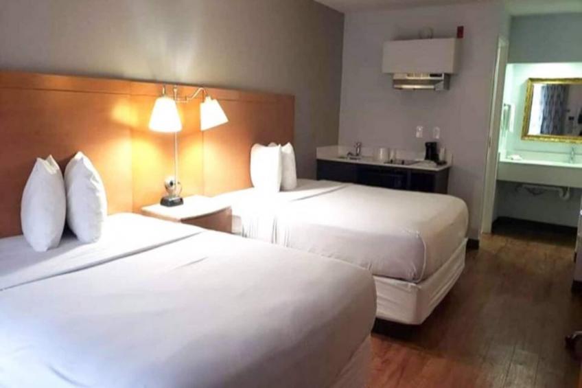 2 Queen Beds  Non-Smoking Micfridge - foto 10
