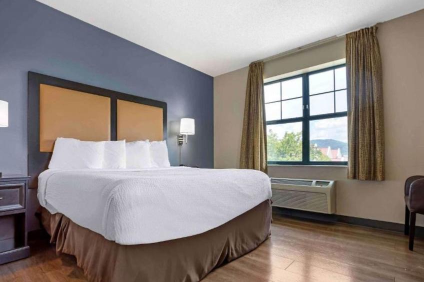 1 Queen Bed | ADA\/RI Shower\/Smoking\/Kitchen - foto 24