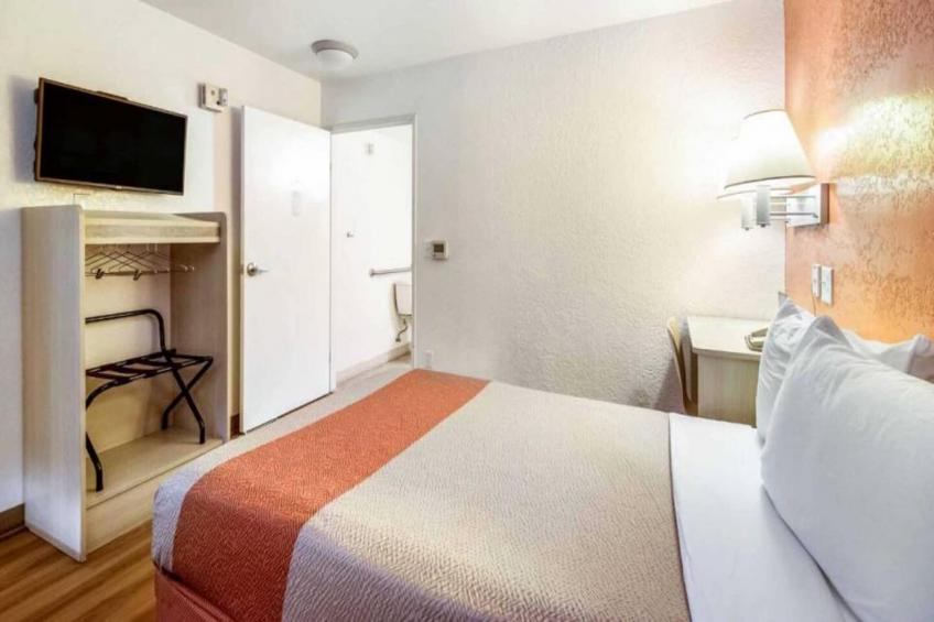 1 Queen Bed  Micfridge - foto 4
