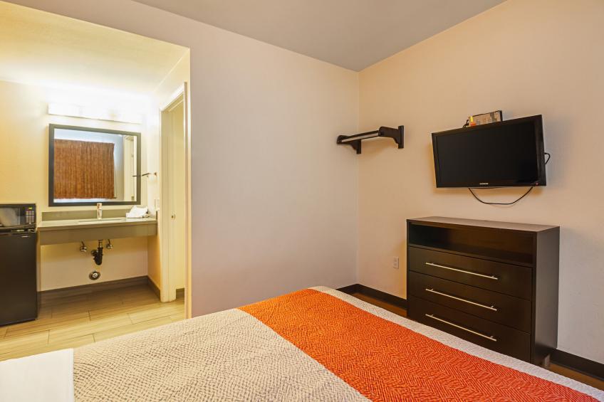 1 Queen Bed  Non-Smoking Micfridge - foto 7
