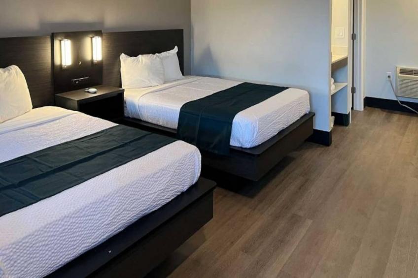 2 Queen Beds  Non-Smoking Micfridge
