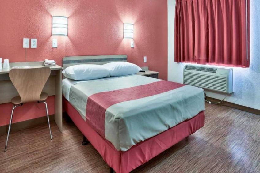 1 Full Bed  ADA/Tub/Micfridge - foto 6