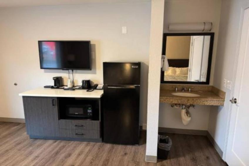 2 Queen Beds  Smoking Micfridge - foto 9