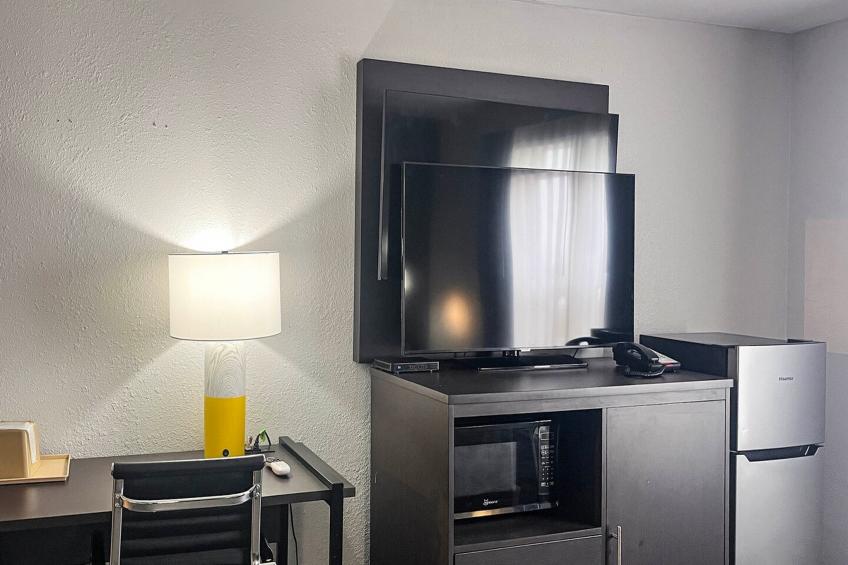 1 King Bed | Non-Smoking, Micfridge - foto 21