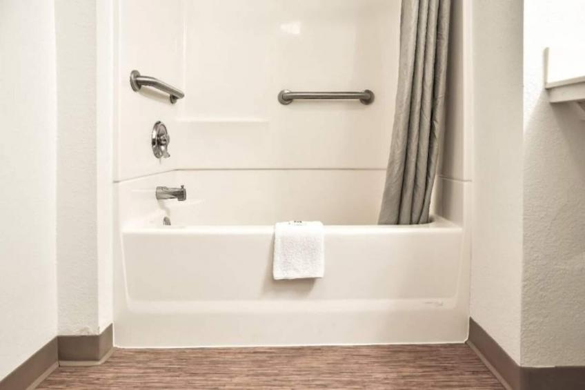 1 King Bed  ADA/RI Shower - foto 6