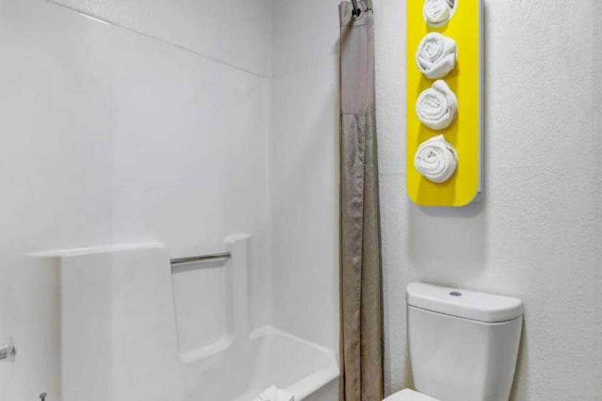 1 King Bed  Non-Smoking Micfridge - foto 12