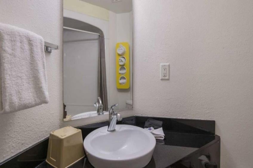 1 Queen Bed  Mobility Accessible Tub Nsmk - foto 14