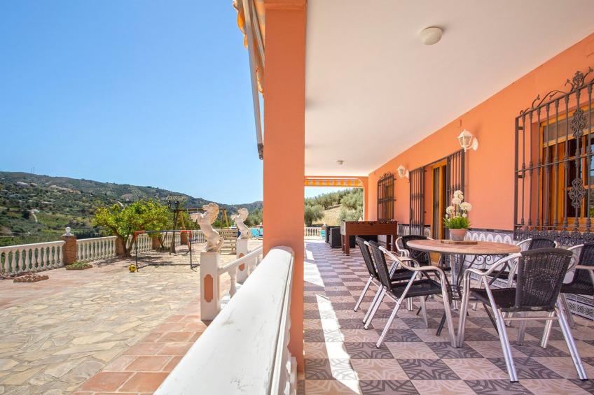 Familienhaus mit großzügigen Außenanlagen - foto 5