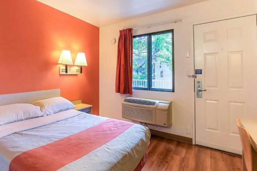 1 Full Bed  ADA/Tub - foto 7
