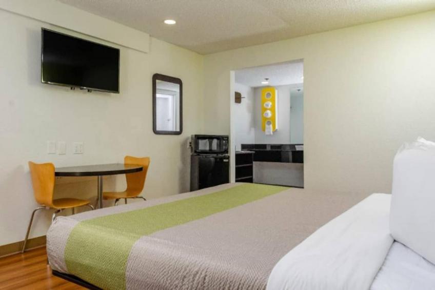 1 Queen Bed  Mobility Accessible Tub Nsmk - foto 18