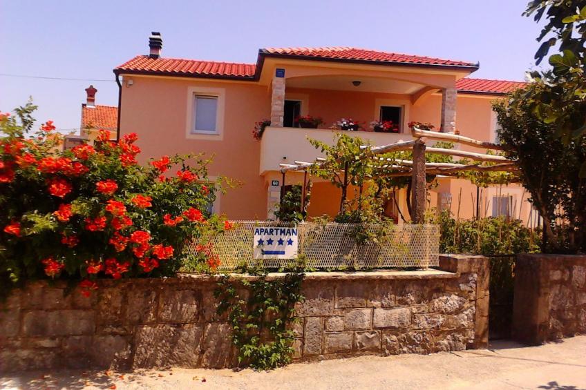 Große Wohnung in Gabonjin mit Eigener Terrasse