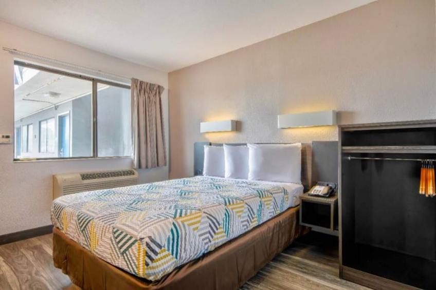 1 Queen Bed  Smoking Micfridge - foto 5