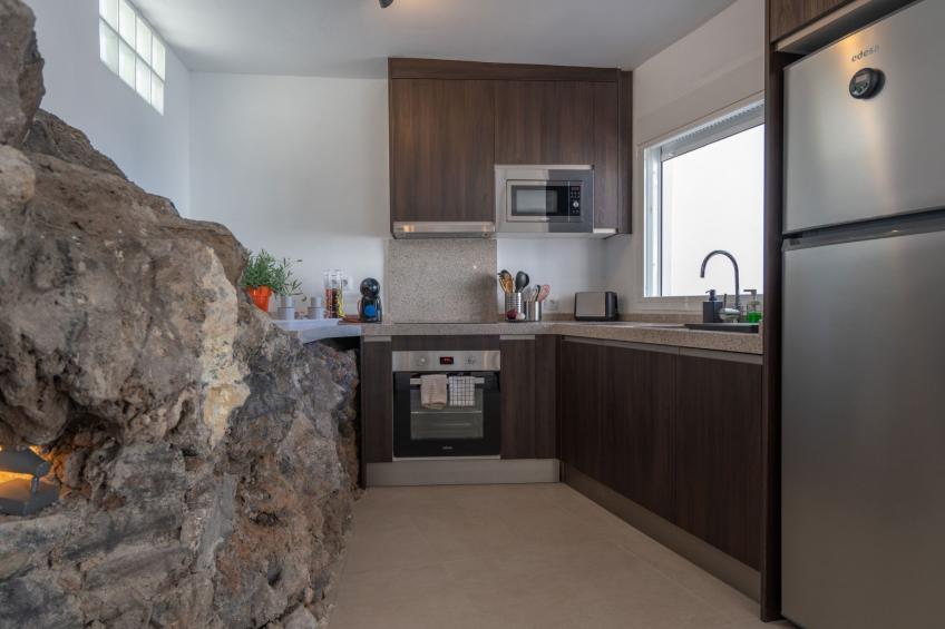 Spektakuläre Höhle mit zwei großen Terrassen am Meer - foto 18