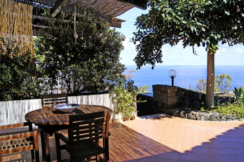 Dammuso mit Terrasse und Meerblick