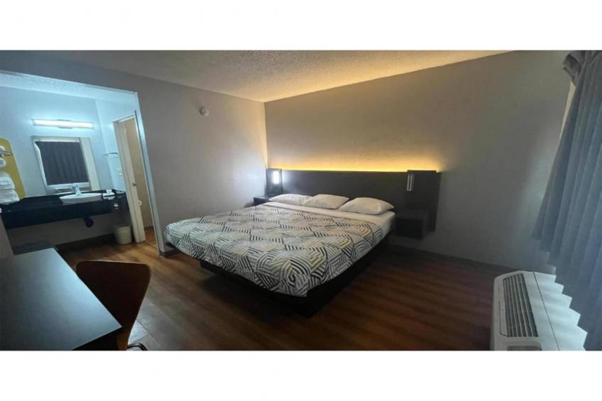 1 King Bed  Mobility Accessible RI Shower Nsmk - foto 3