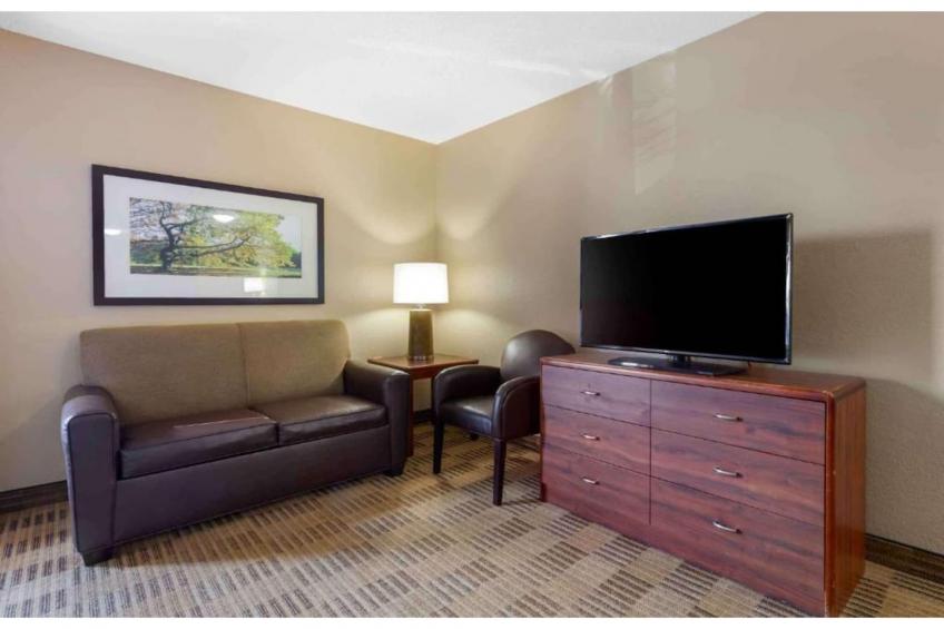 1 King Bed | Non-Smoking, Kitchen, Shower - foto 4