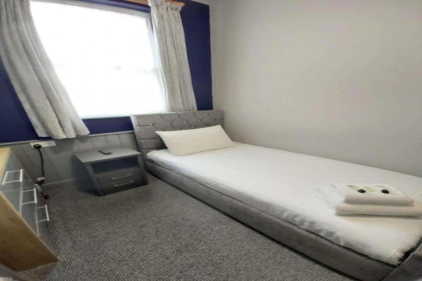 EN_SES015_Standard Single Room