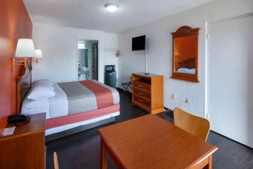 1 King Bed  Smoking Micfridge - foto 3
