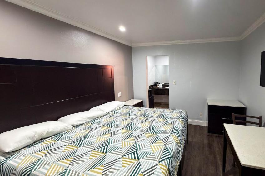 1 King Bed | Non-Smoking, Micfridge - foto 9