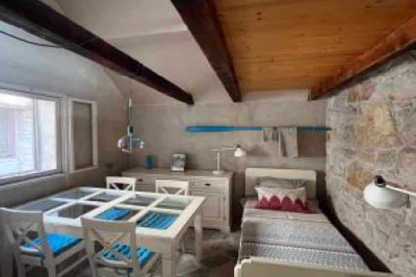 Romantic Stone House and Yard Near Stunning Beach - Two Bedroom Holiday Holiday Home  with  Patio and Terrace - foto 10