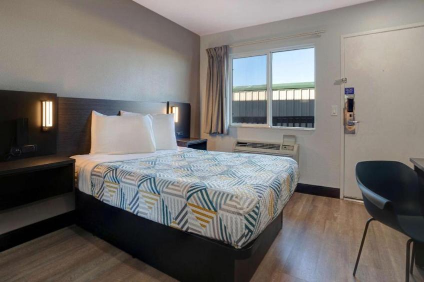 1 Queen Bed  Non-Smoking Micfridge - foto 11