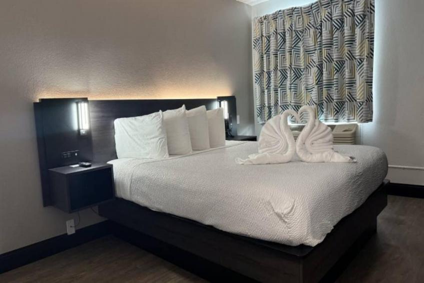 1 King Bed  Mobility Accessible RI Shower Nsmk - foto 9