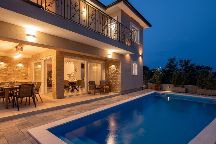 Luxuriöse Villa mit Salzwasserpool in einer ruhigen Gegend