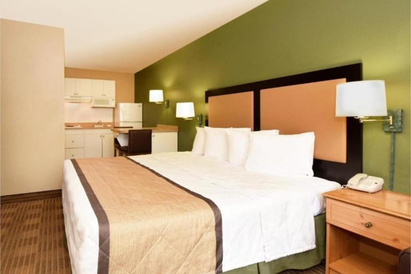 1 Queen Bed  ADA\/RI Shower\/Non-Smoking\/Kitchen - foto 19