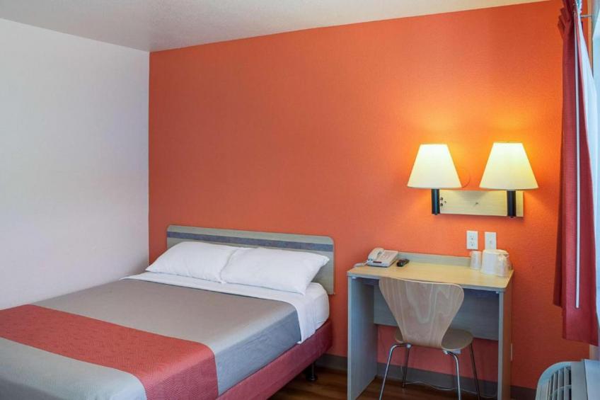 1 Queen Bed  ADA/RI Shower - foto 6