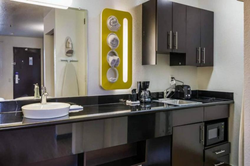 1 King Bed  Non-Smoking Kitchen - foto 3