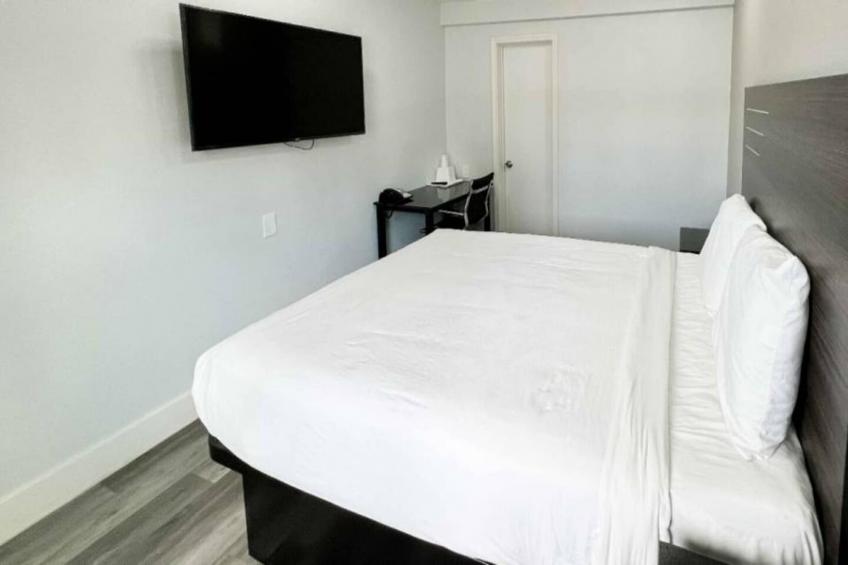 1 Queen Bed  Non-Smoking Micfridge