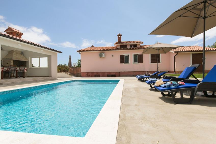 mit Garten, Grill und Terrasse