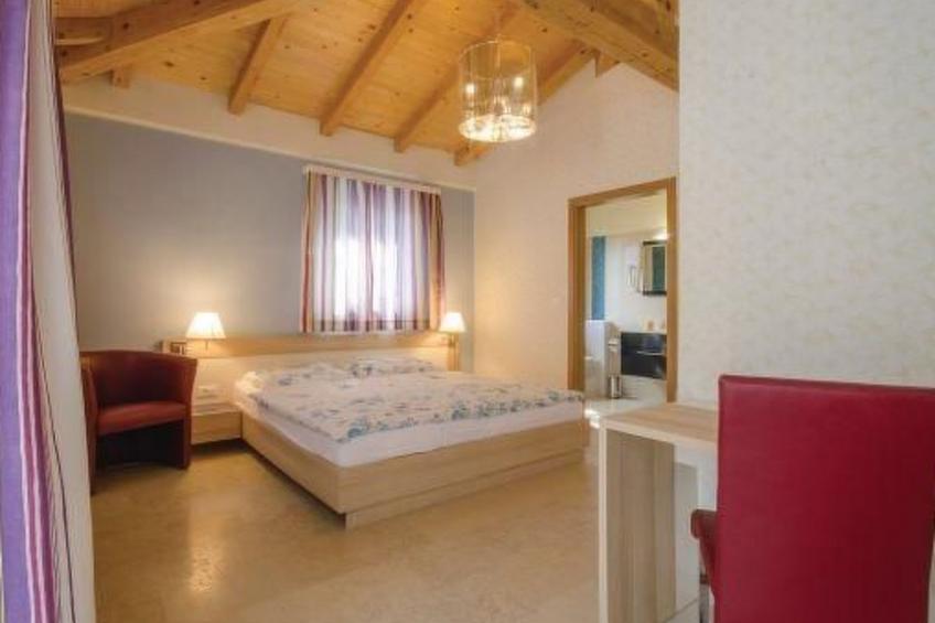 mit Pool, Whirlpool, Terrasse und Garten - foto 22