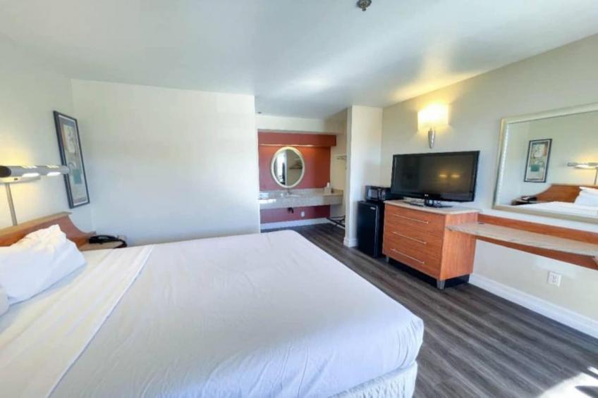 1 King Bed  Suite Non-Smoking - foto 5