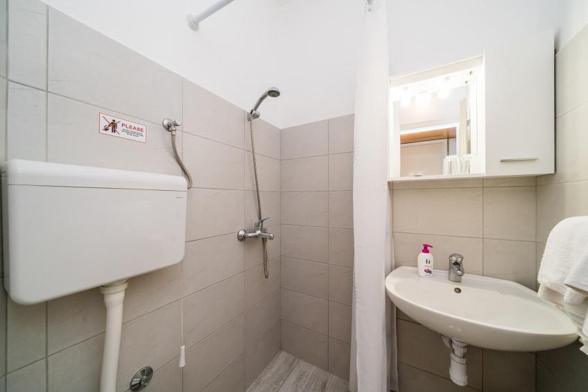 Guest House Villa Nina- Superior Triple Room with Balcony and Sea View (S2 - plava) - foto 6