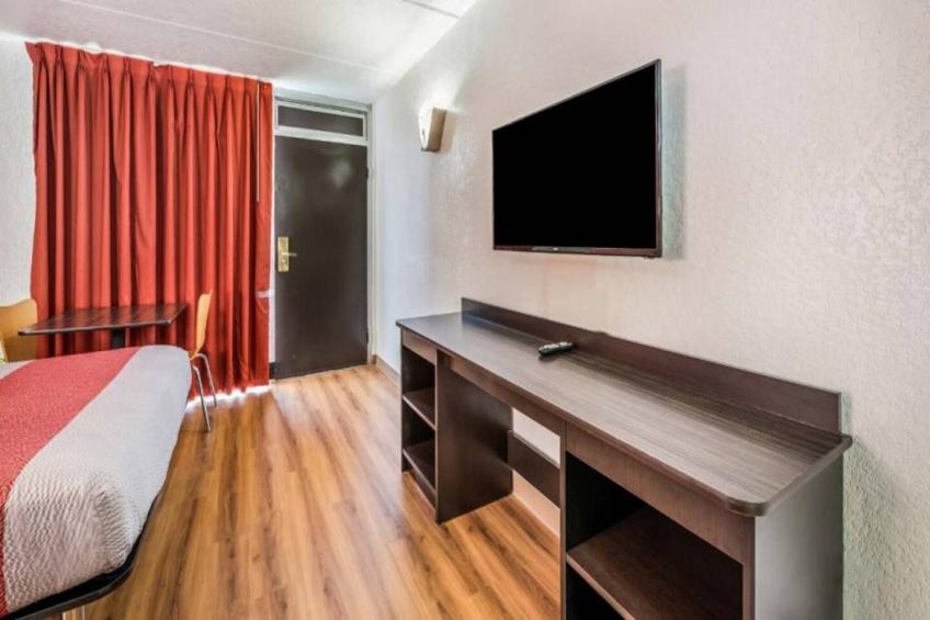 1 King Bed  Non-Smoking Micfridge - foto 6