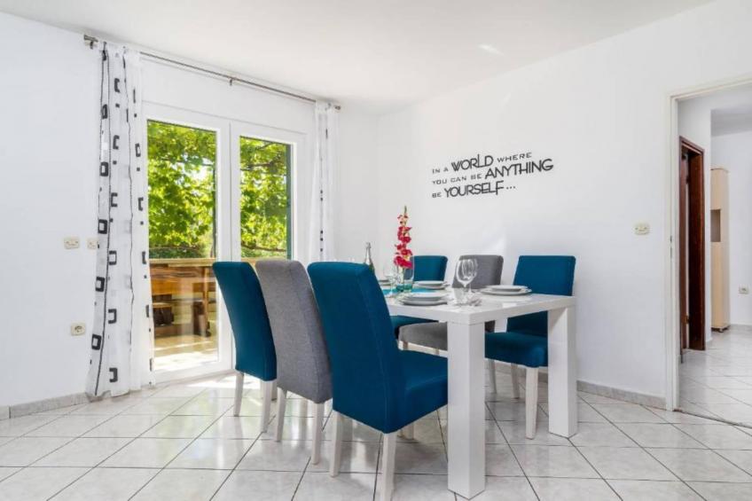 Tranquil Oasis Holiday Home Primorski Dolac with Pool - Three Bedroom Holiday Home with Pool - foto 4