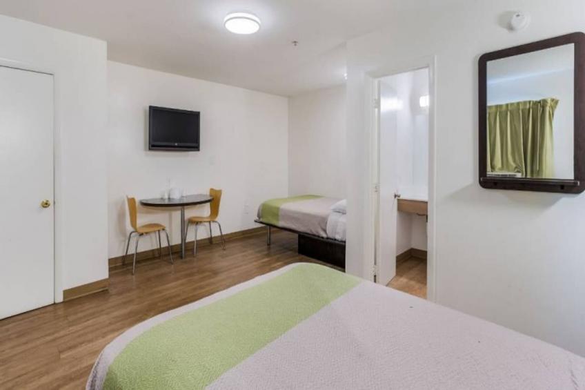 1 Queen Bed  ADA/RI Shower/Non-Smoking - foto 23
