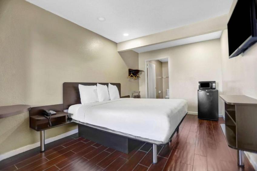 1 King Bed  Non-Smoking