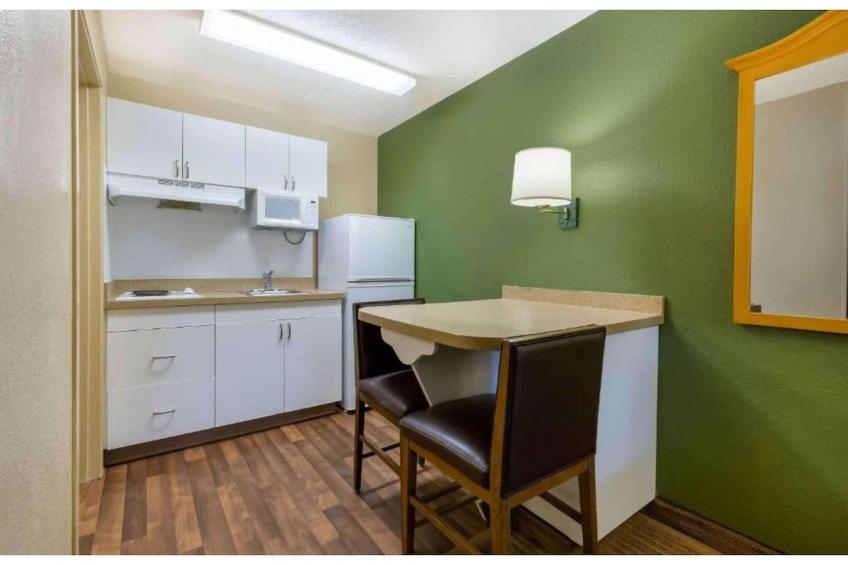 1 King Bed | Non-Smoking, Kitchen, Shower - foto 16