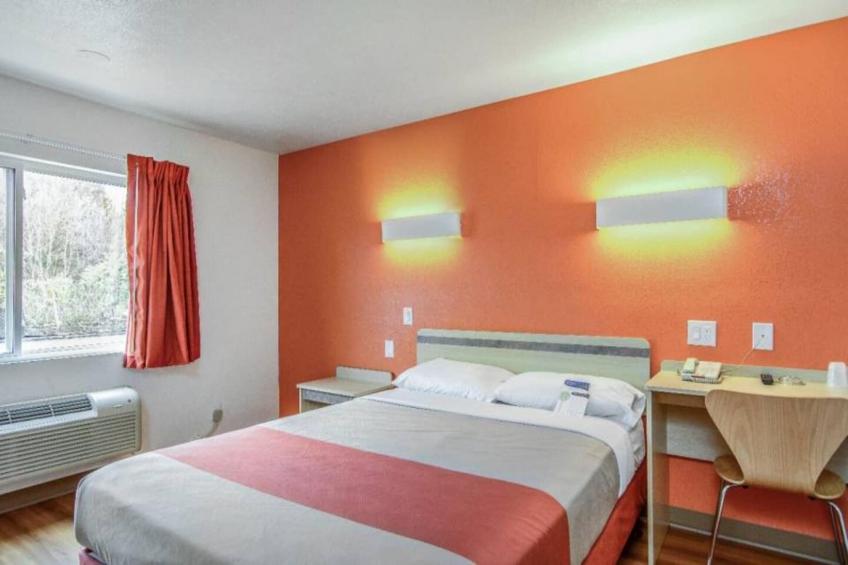 1 Queen Bed  Premium Micfridge - foto 14