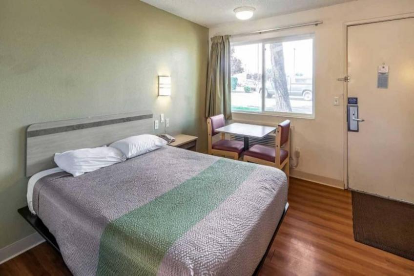 1 Queen Bed  Non-Smoking